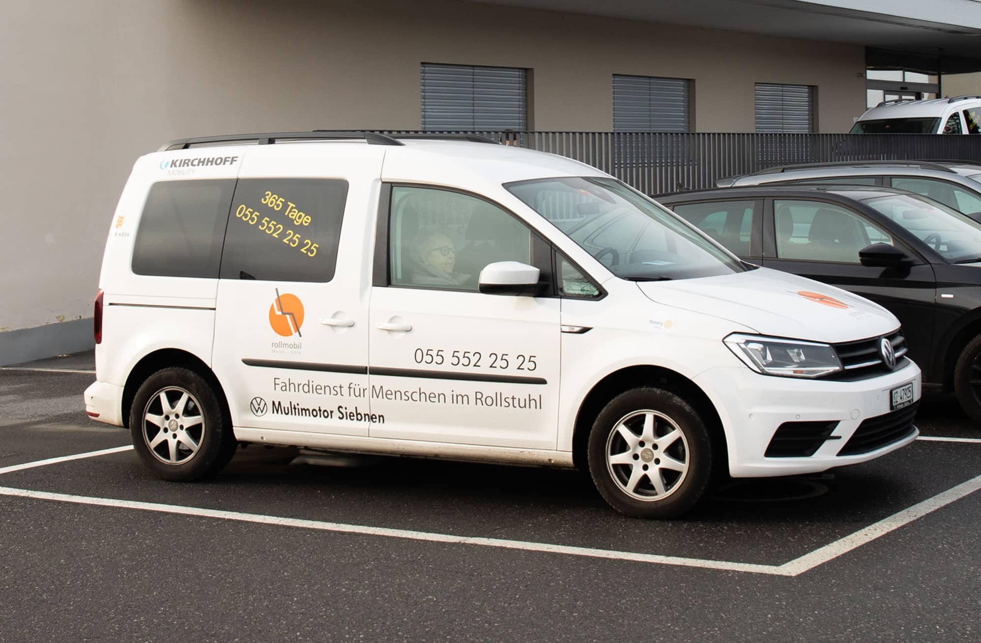 Spezial-Fahrzeug des Vereins Rollmobil March Höfe mit einem Rollstuhl daneben.