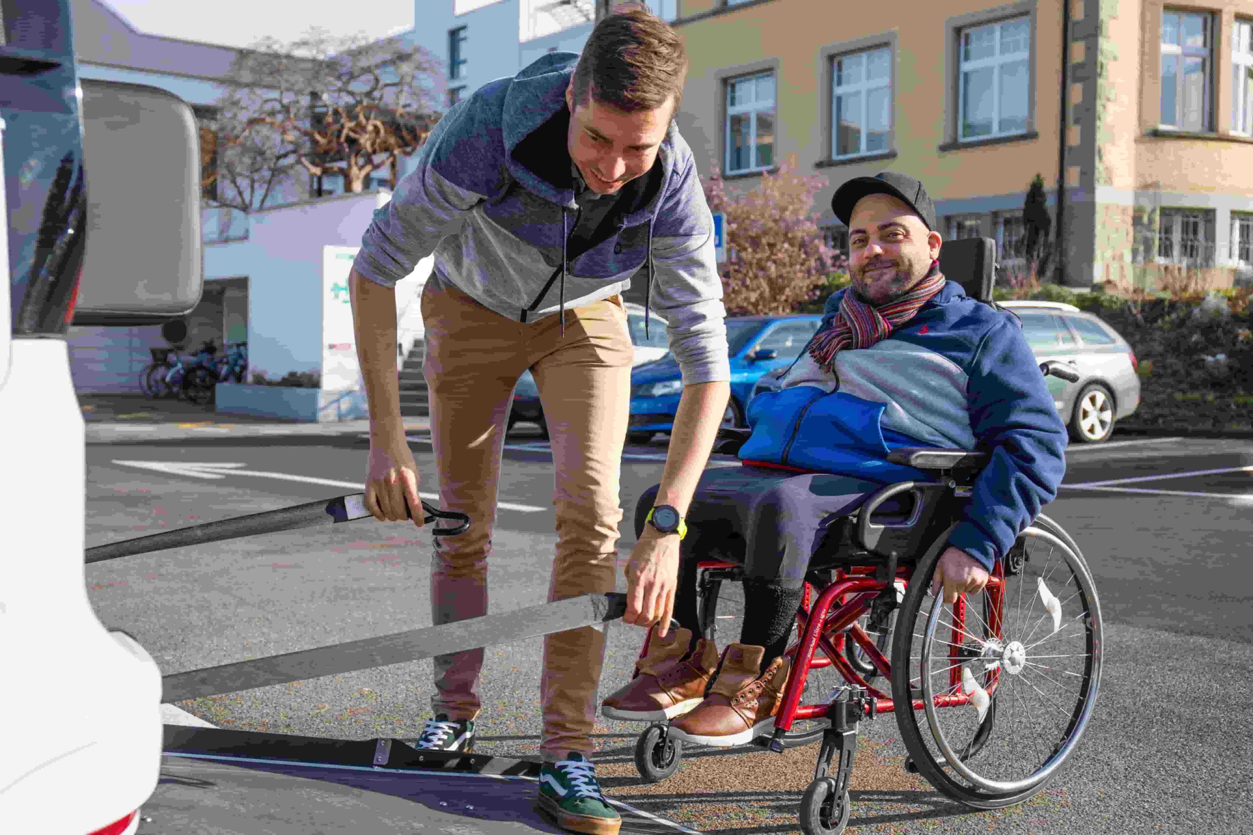 VK_MG_1739_Stefan m Ejupi einl Ein Rollstuhlfahrer lächelt im Fahrzeug von rollmobil March-Höfe