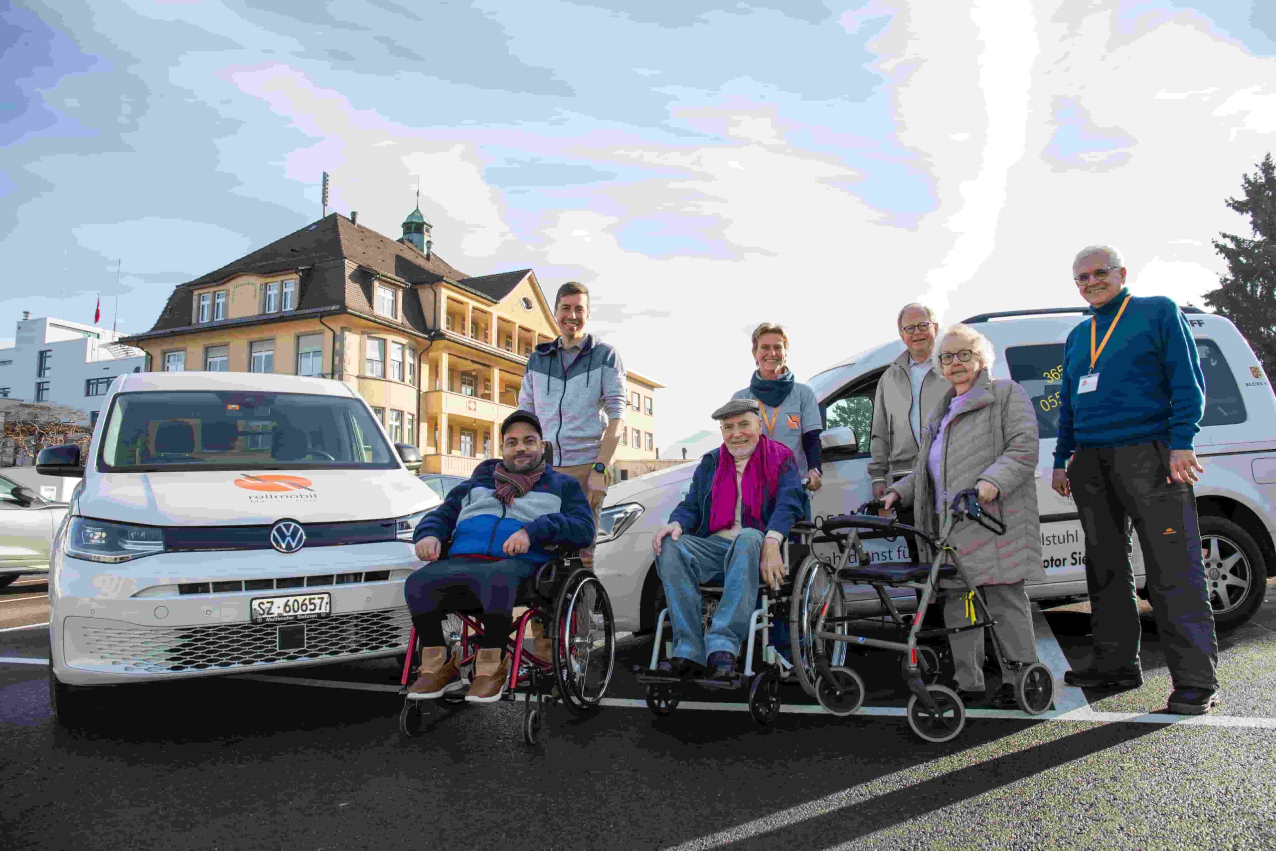 Fahrer/-innen des Vereins Rollmobil March-Höfe in einem Saal