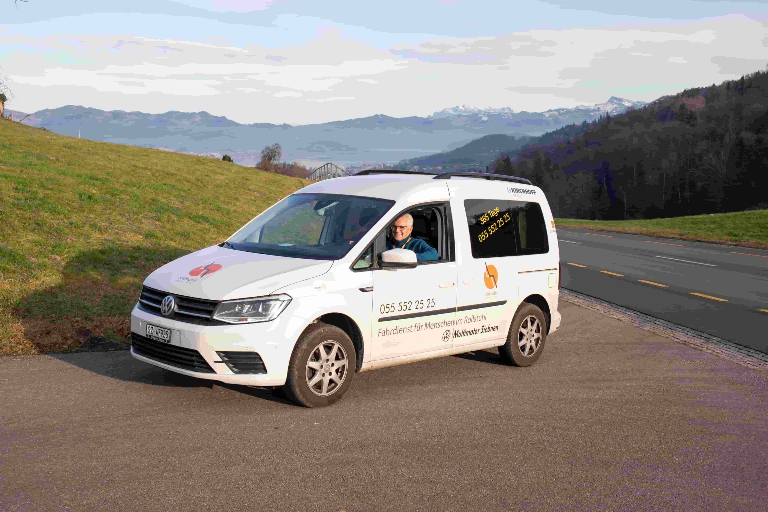 Fahrer/-innen des Vereins Rollmobil March-Höfe in einem Saal