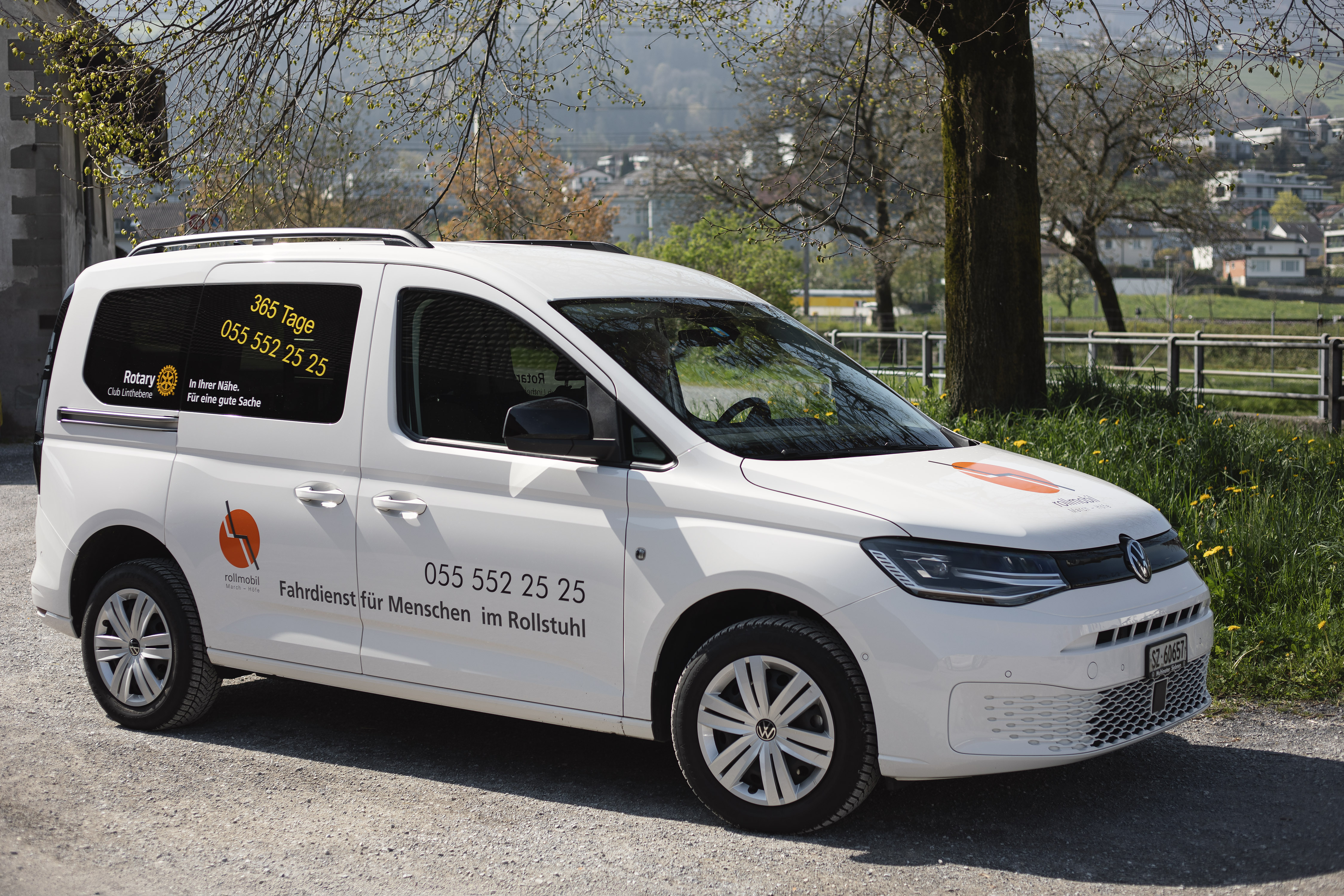 _MG_2940 Spezial-Fahrzeug des Vereins Rollmobil March Höfe mit einem Rollstuhl daneben.